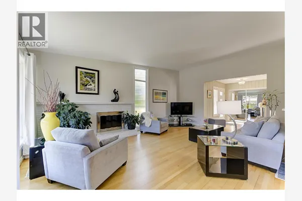 1296 Kelglen Crescent