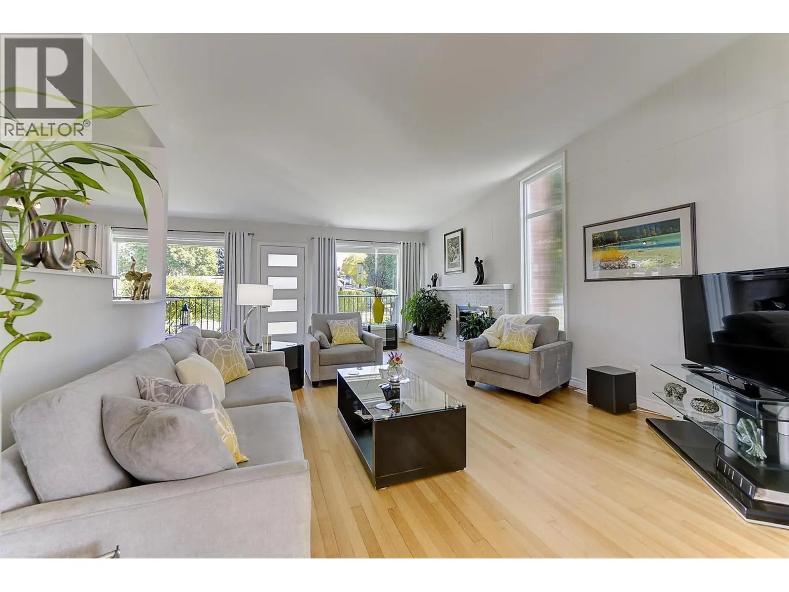 1296 Kelglen Crescent