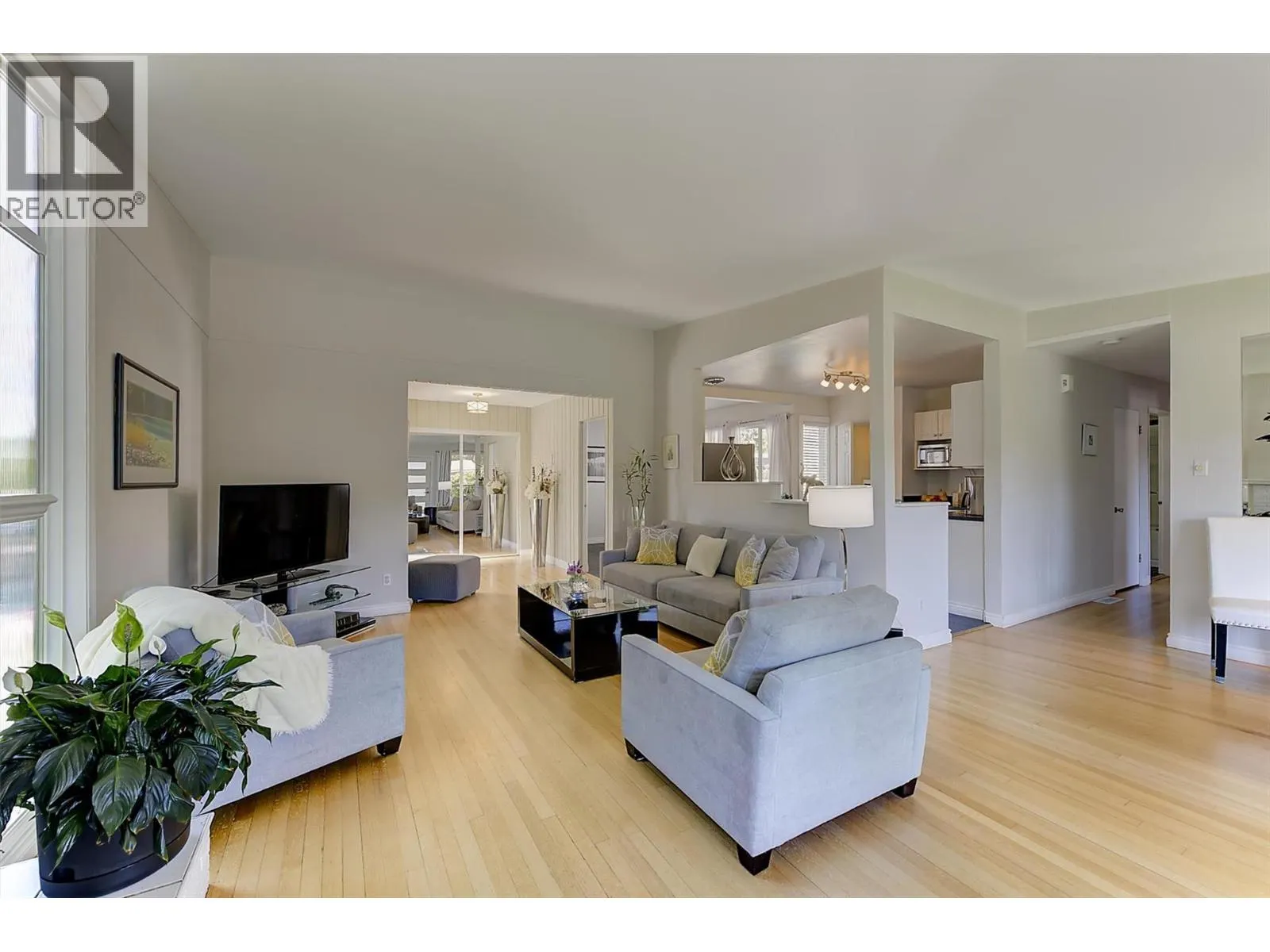 1296 Kelglen Crescent
