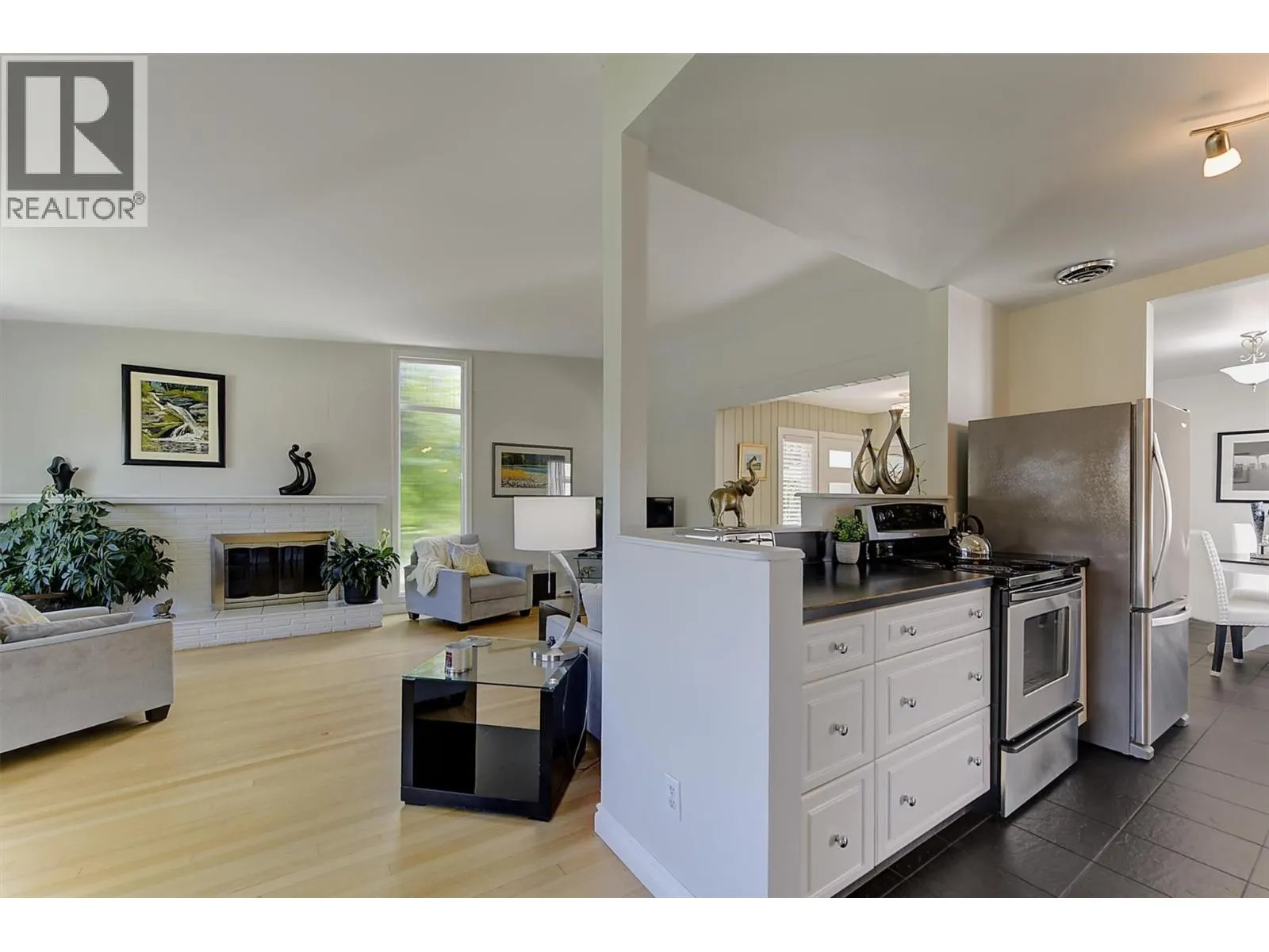 1296 Kelglen Crescent