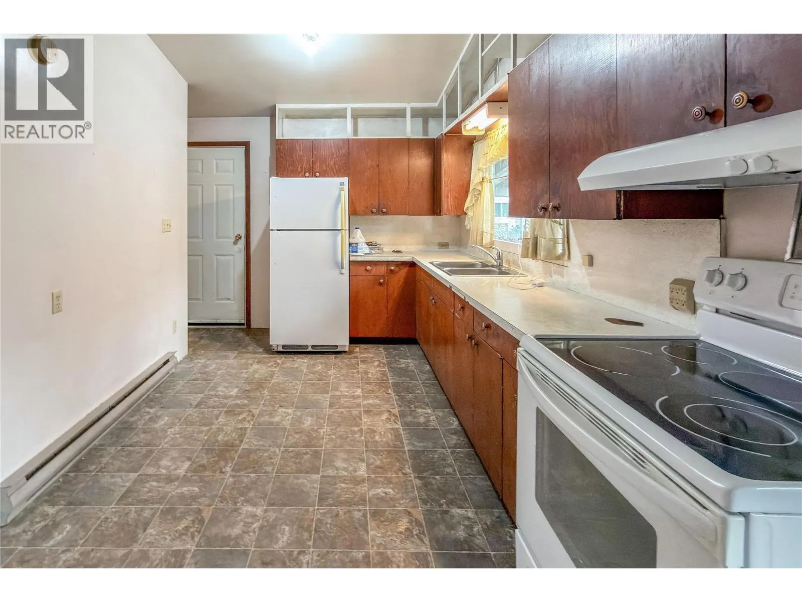 909 Ryter Road W