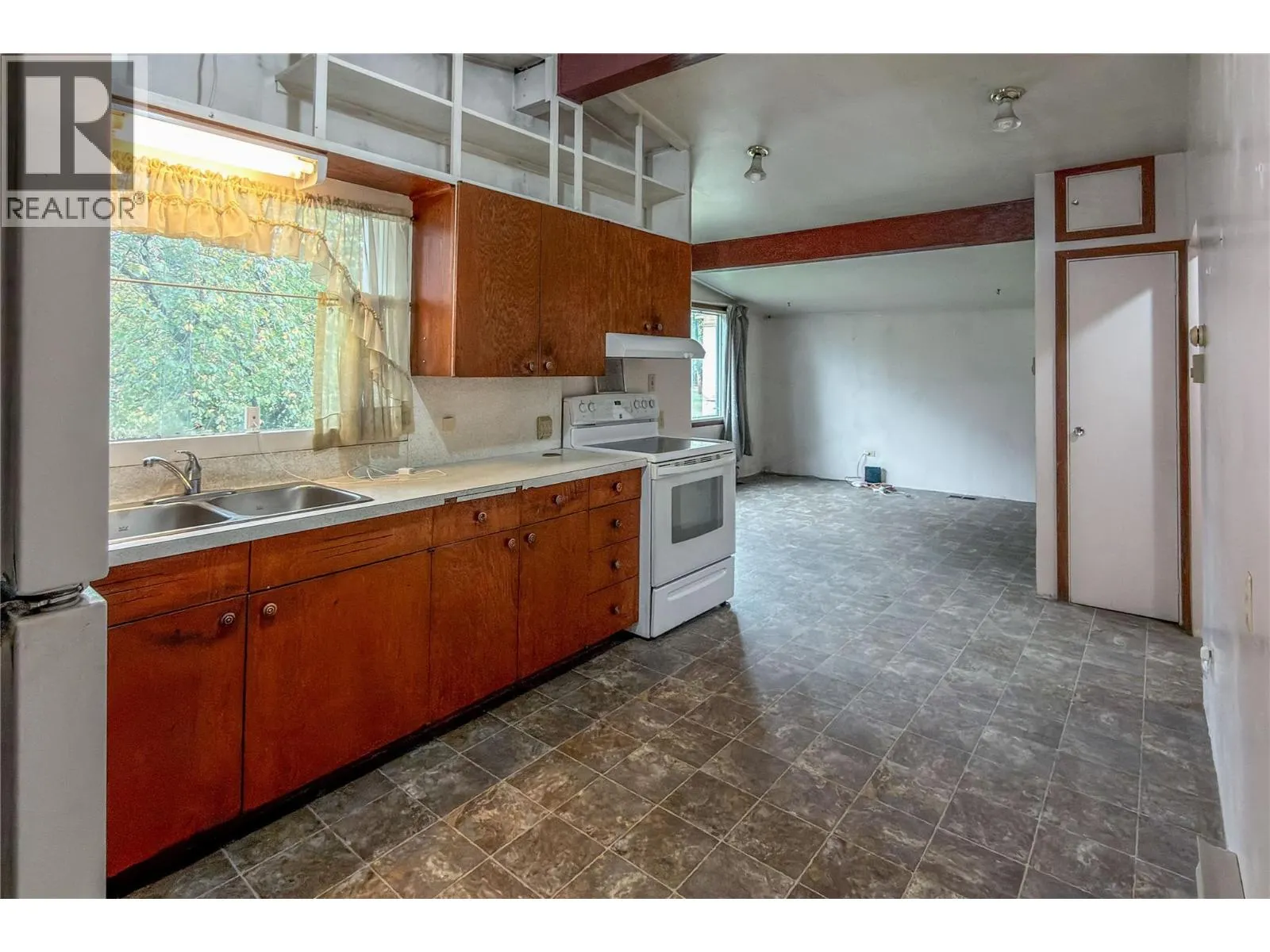 909 Ryter Road W