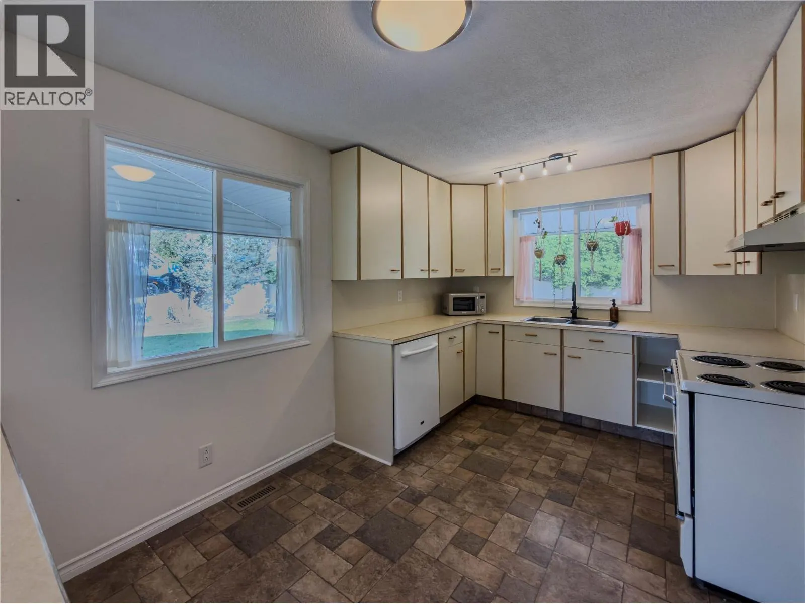 1595 MT DUFFERIN Avenue