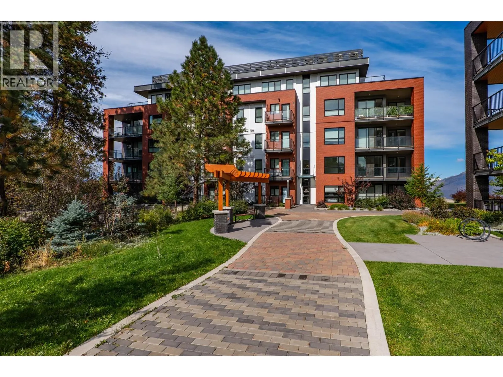 875 UNIVERSITY Drive Unit# 203
