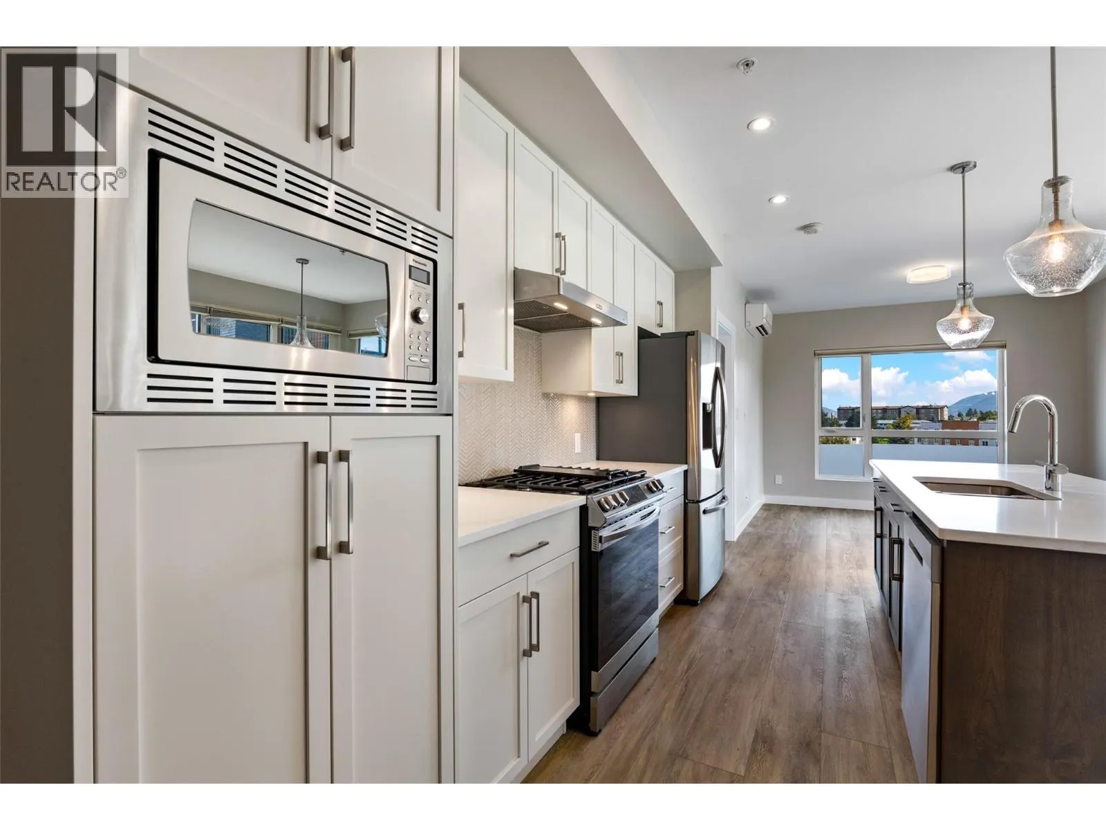 875 UNIVERSITY Drive Unit# 203