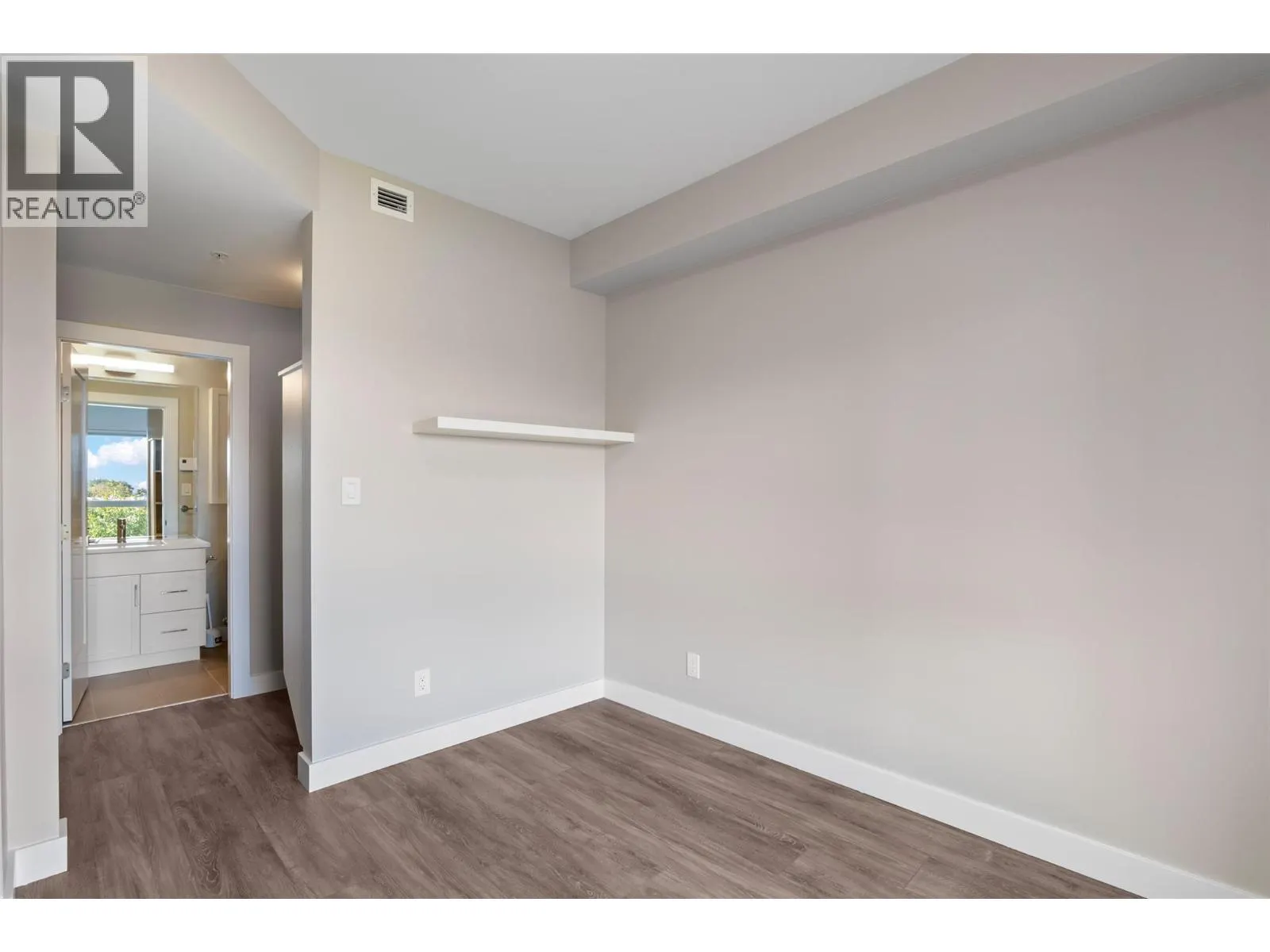 875 UNIVERSITY Drive Unit# 203