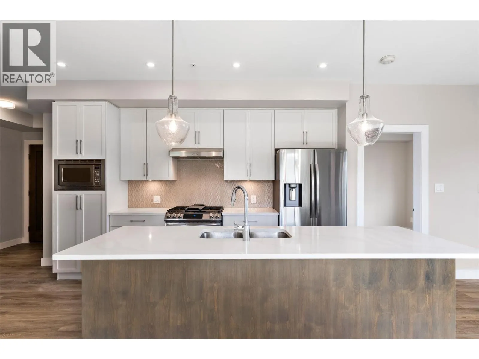 875 UNIVERSITY Drive Unit# 203