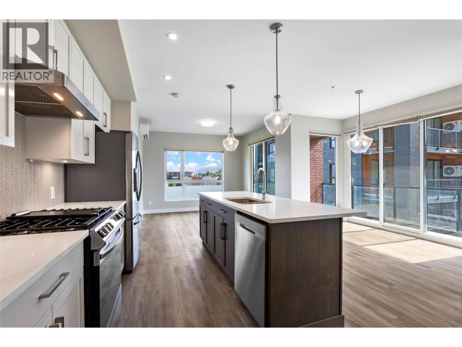 875 UNIVERSITY Drive Unit# 203