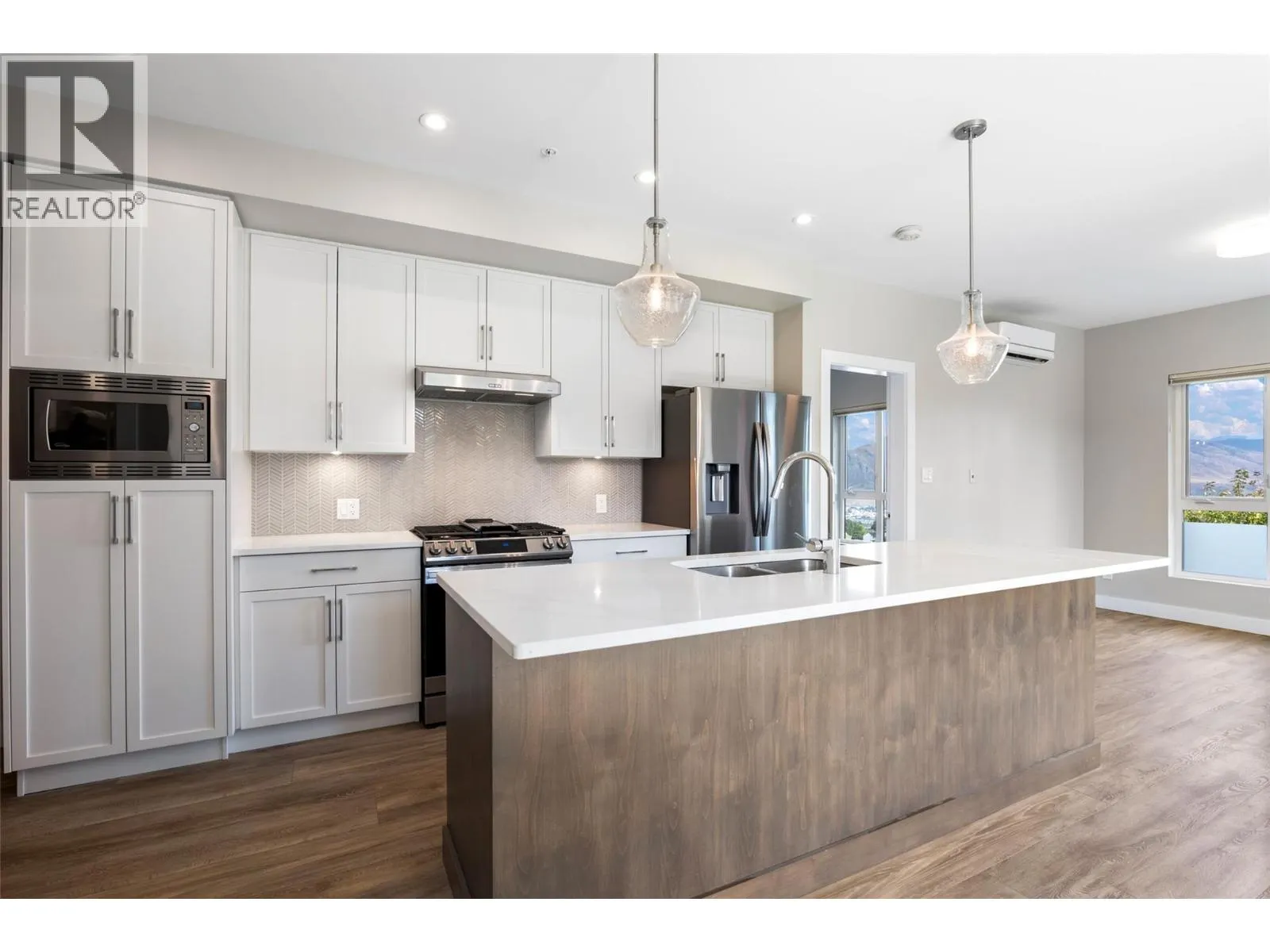 875 UNIVERSITY Drive Unit# 203