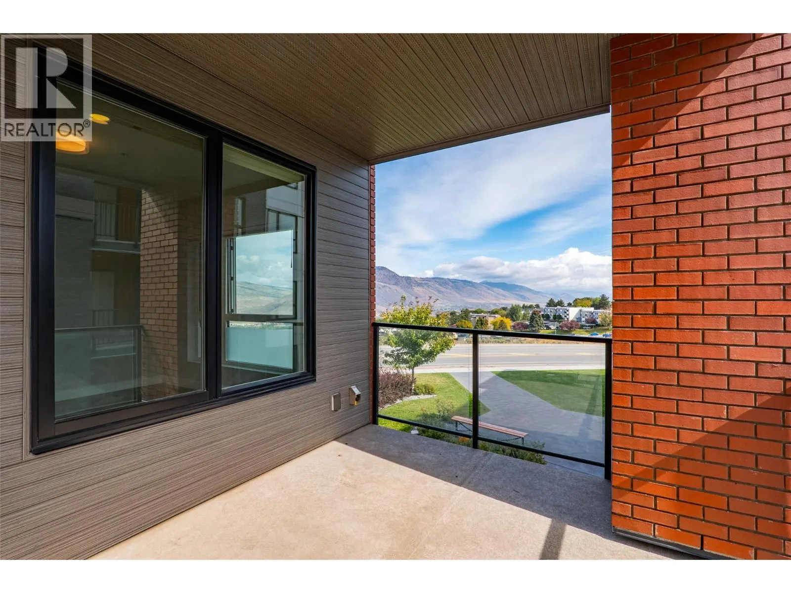 875 UNIVERSITY Drive Unit# 203