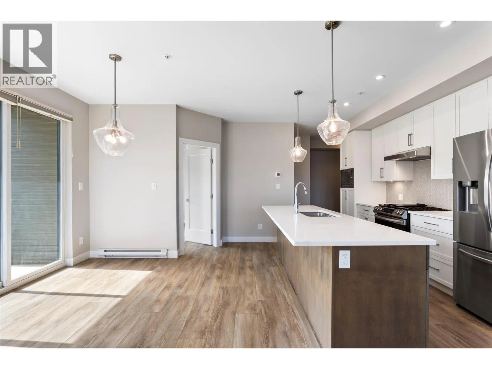 875 UNIVERSITY Drive Unit# 203