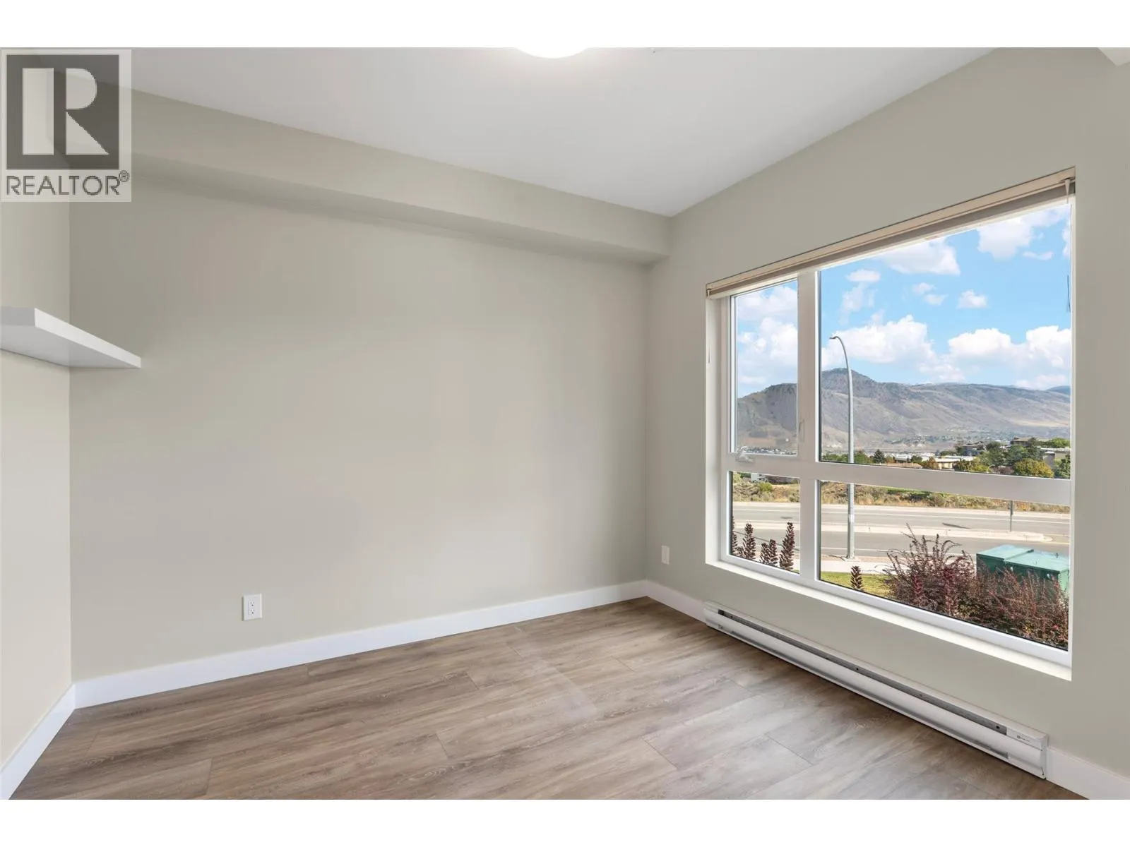 875 UNIVERSITY Drive Unit# 203