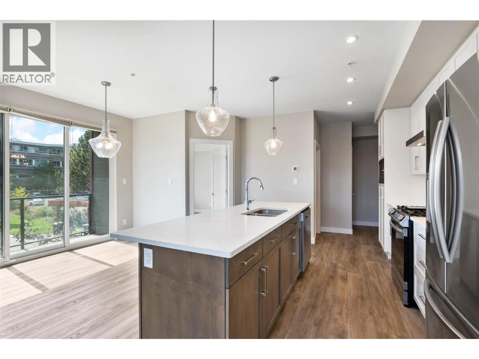 875 UNIVERSITY Drive Unit# 203