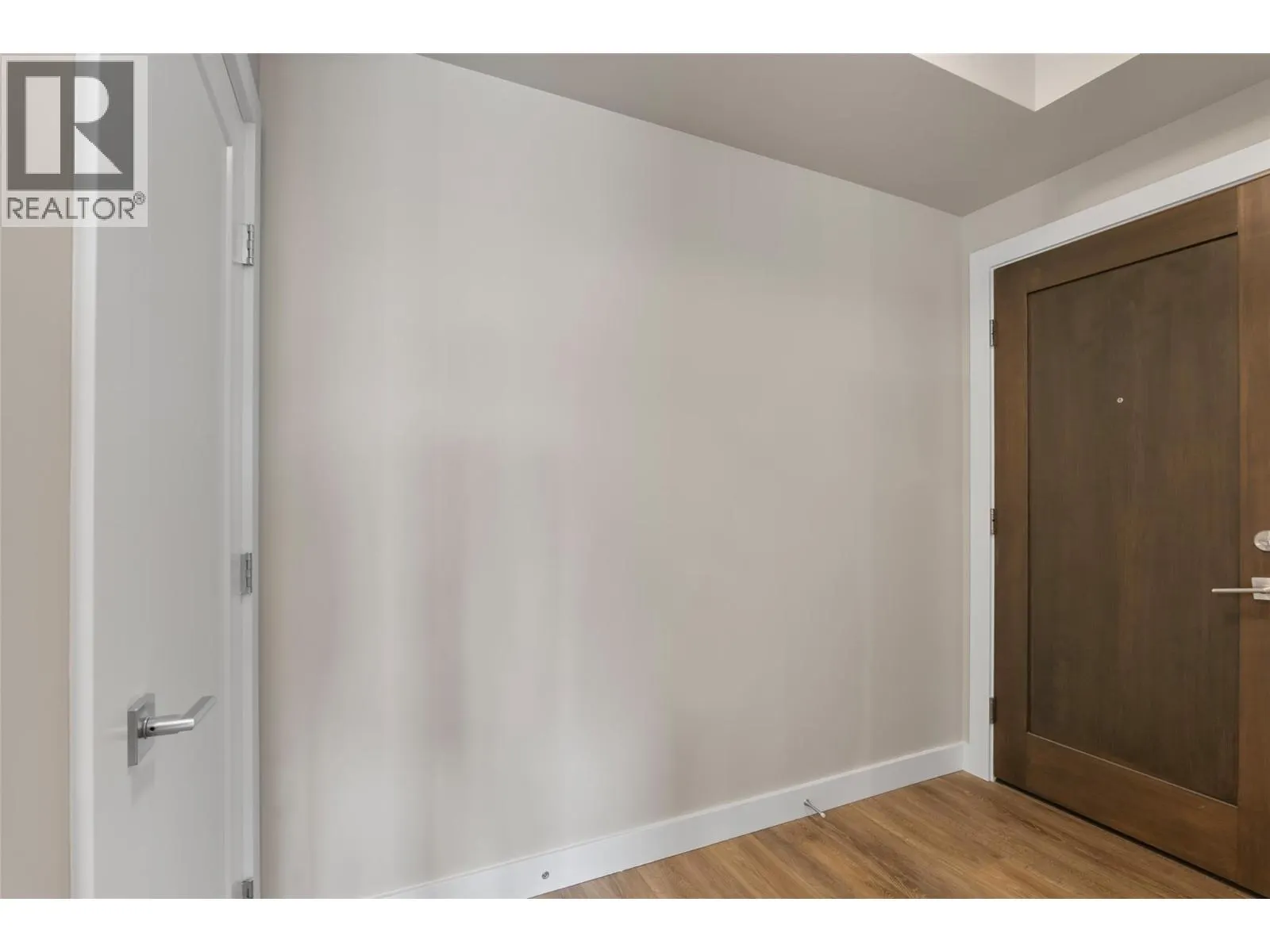 875 UNIVERSITY Drive Unit# 203