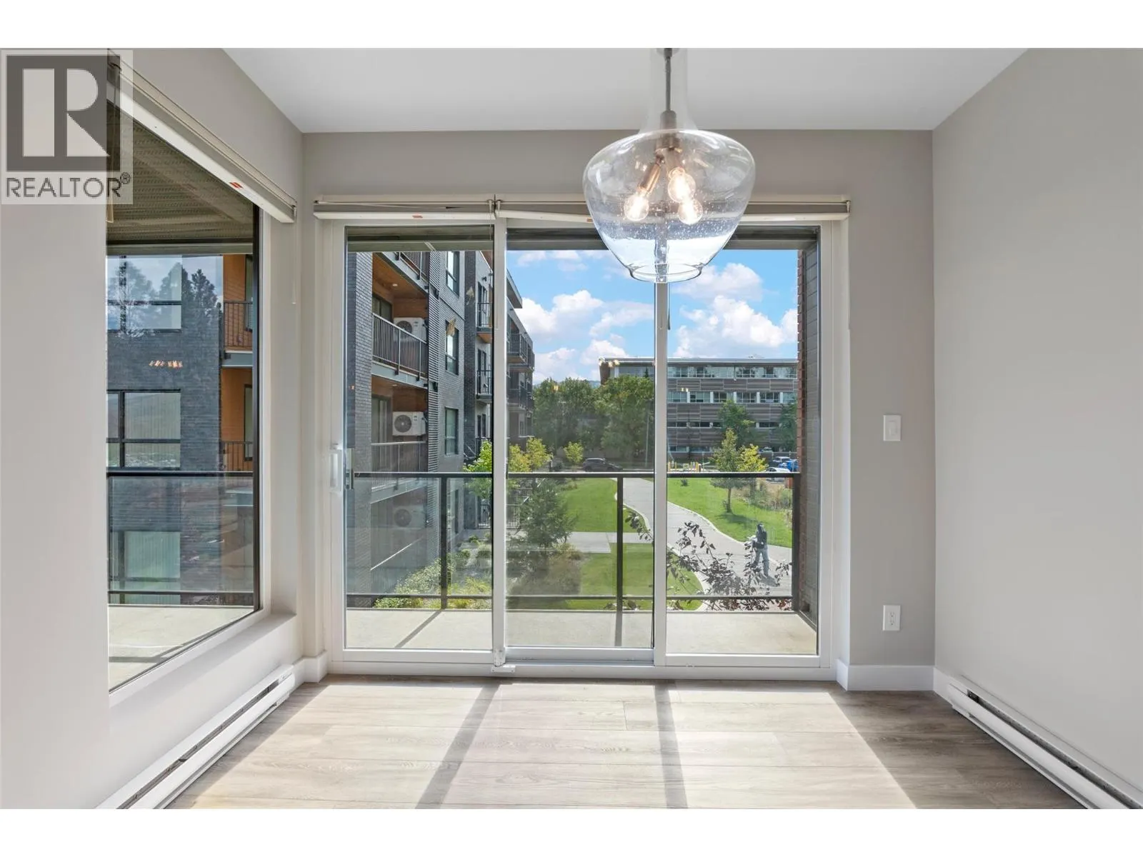 875 UNIVERSITY Drive Unit# 203
