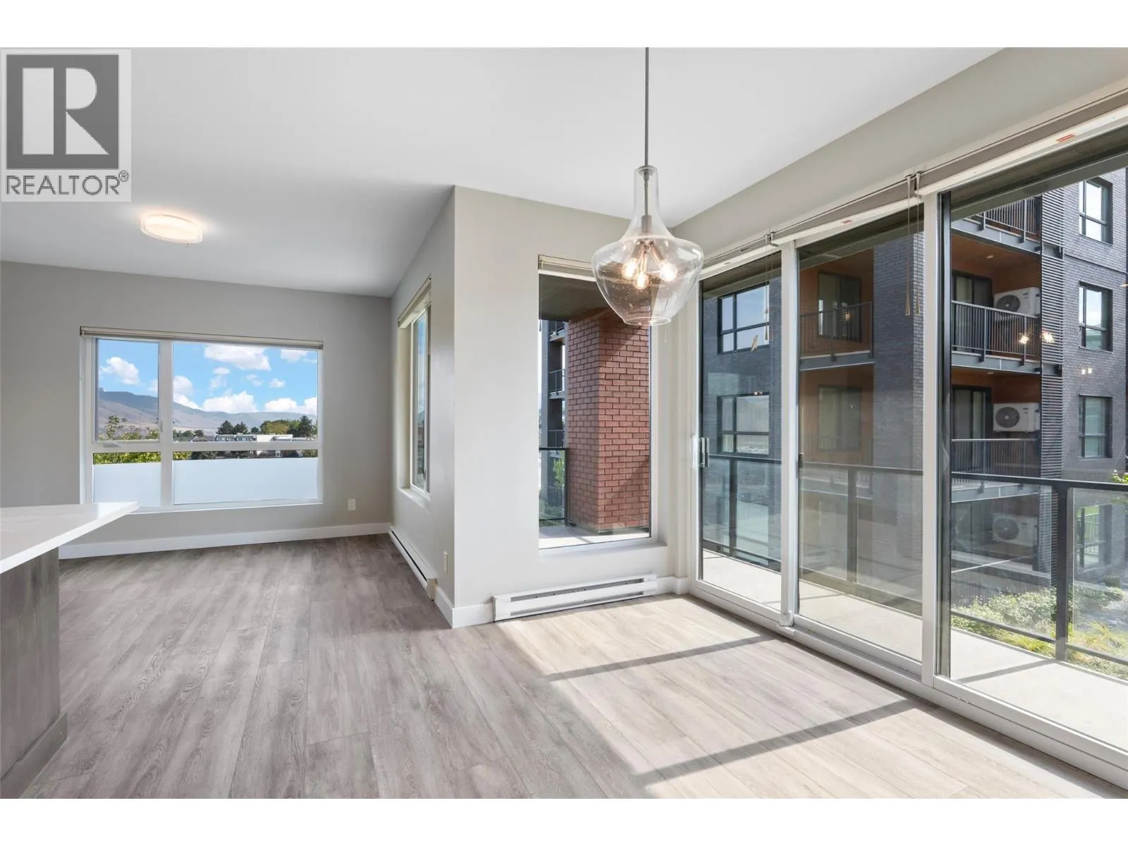 875 UNIVERSITY Drive Unit# 203