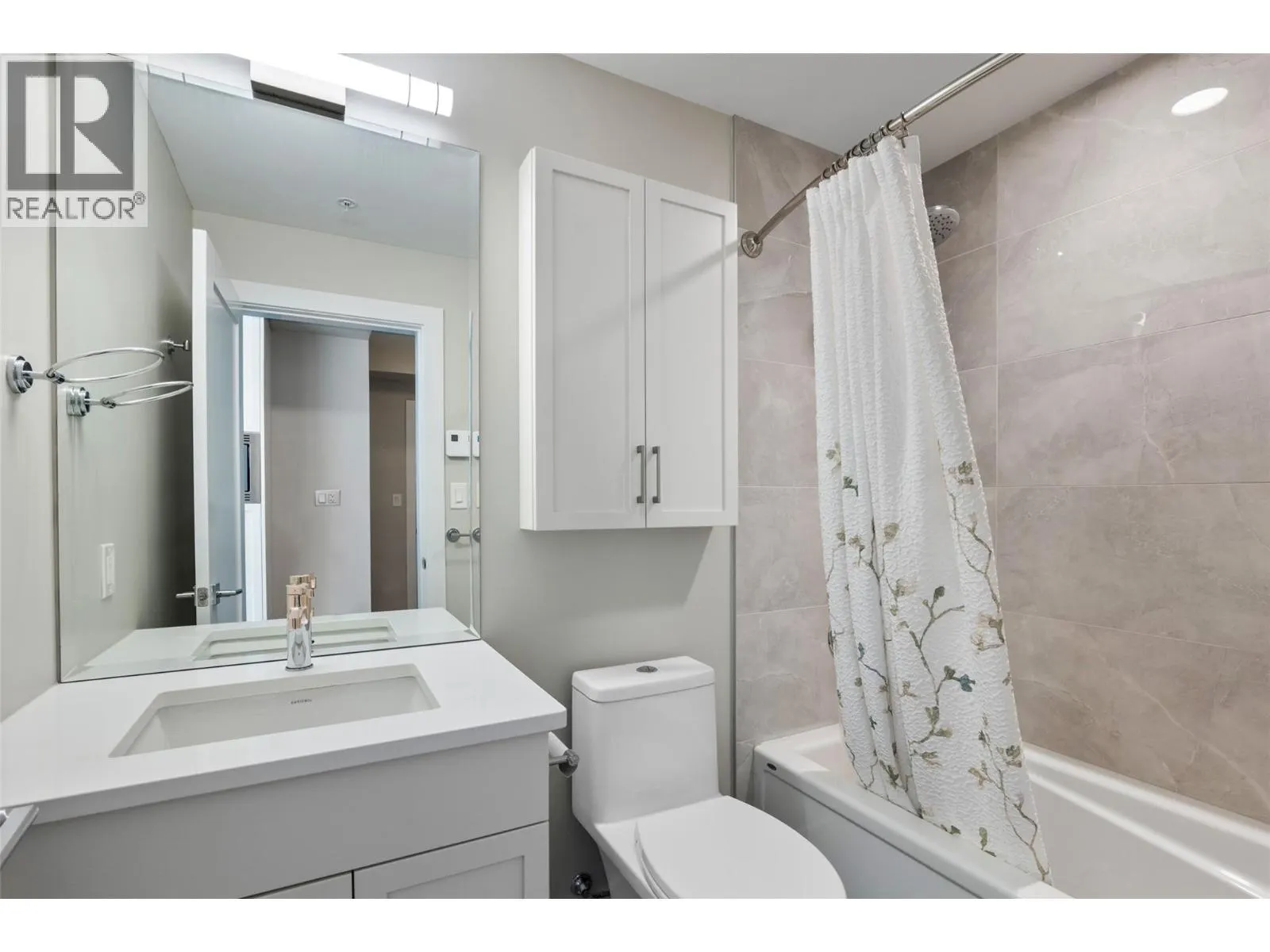 875 UNIVERSITY Drive Unit# 203