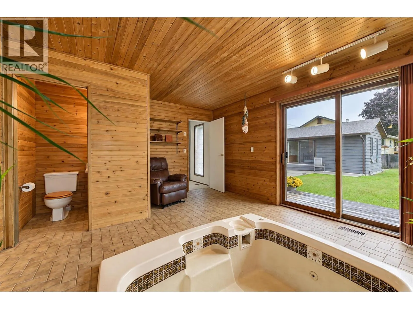 392 Valley Road N