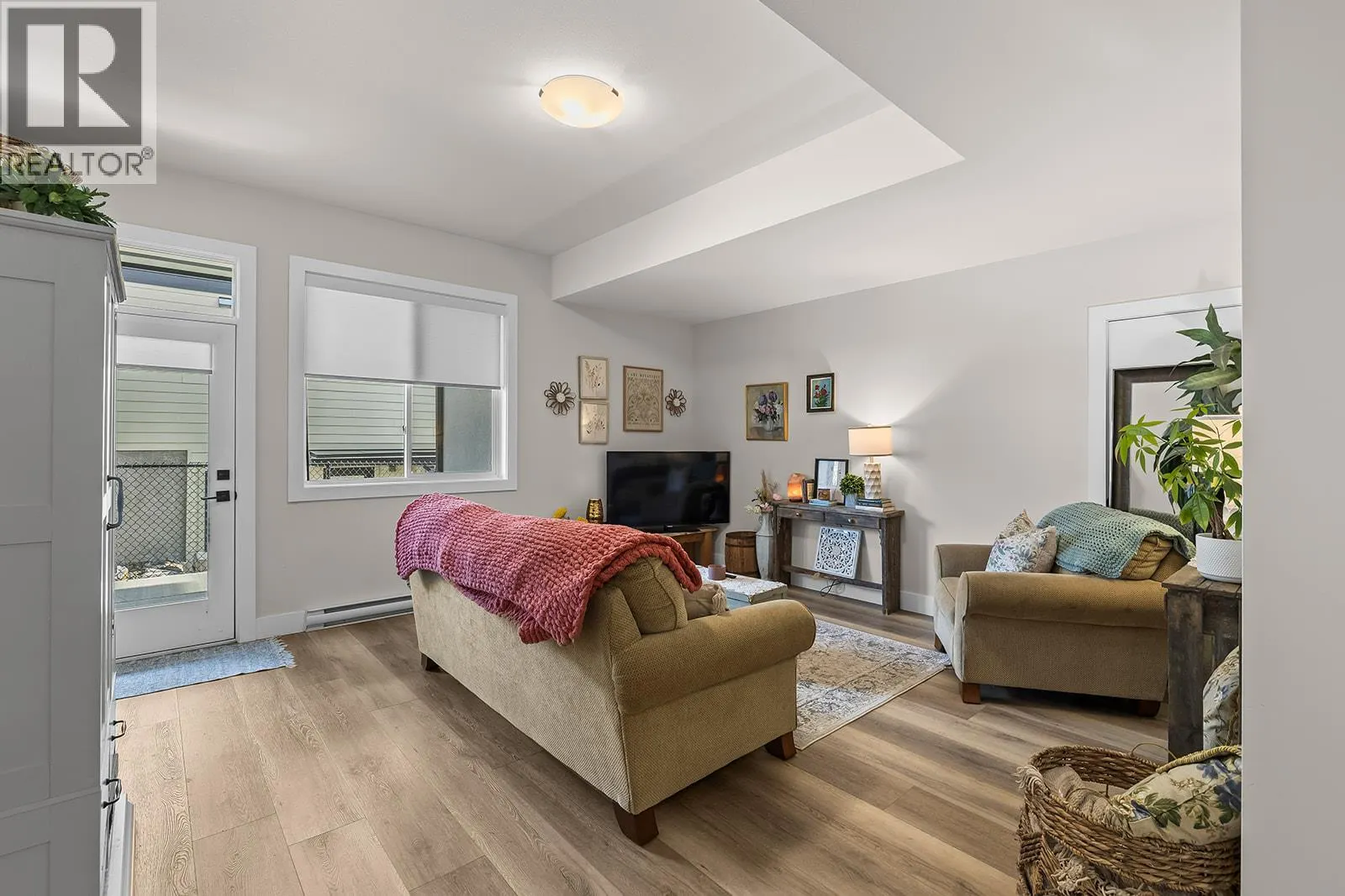2822 Canyon Crest Drive