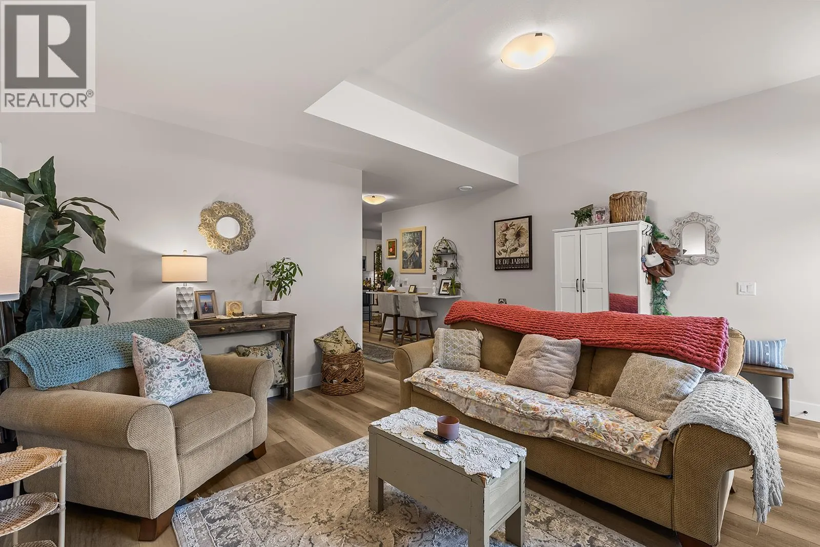 2822 Canyon Crest Drive