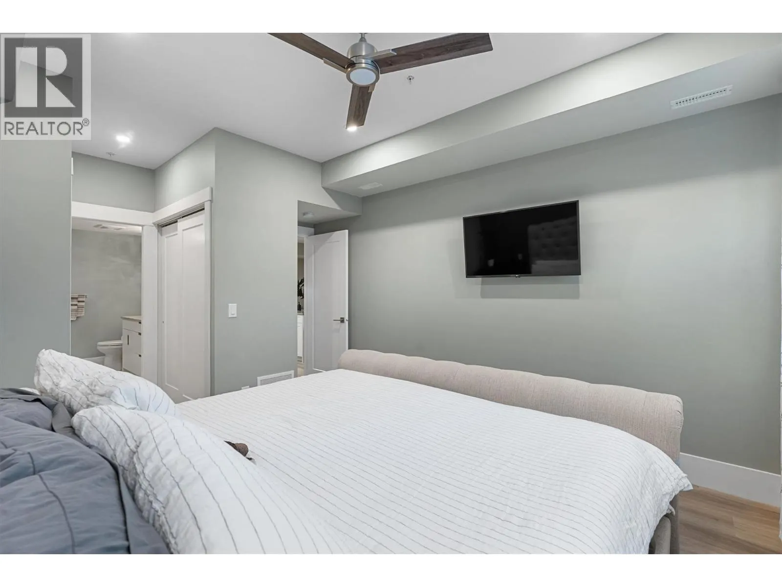 4000 REDSTONE Crescent Unit# 220