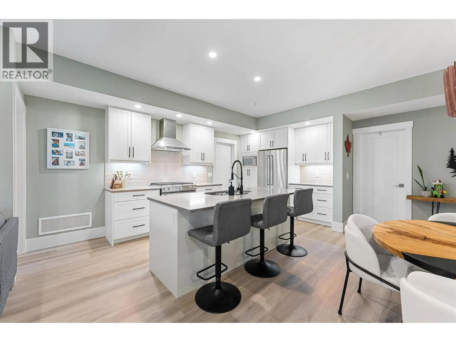4000 REDSTONE Crescent Unit# 220
