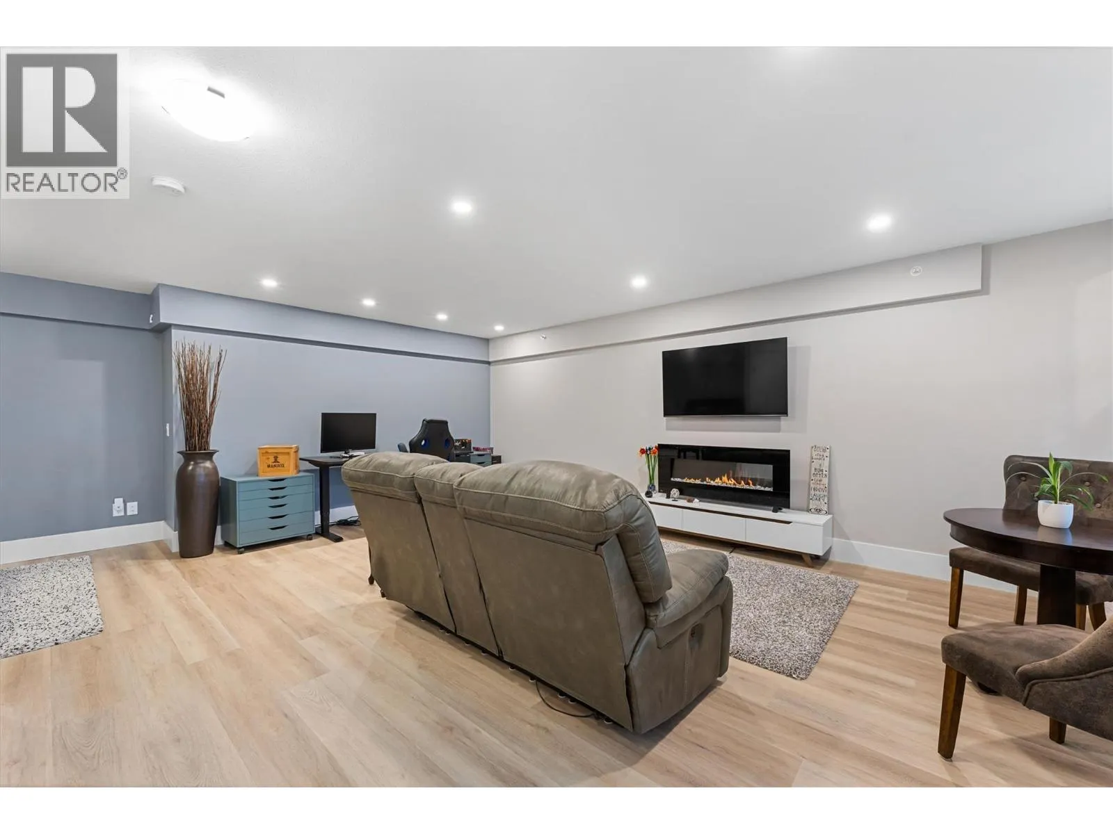 4000 REDSTONE Crescent Unit# 220