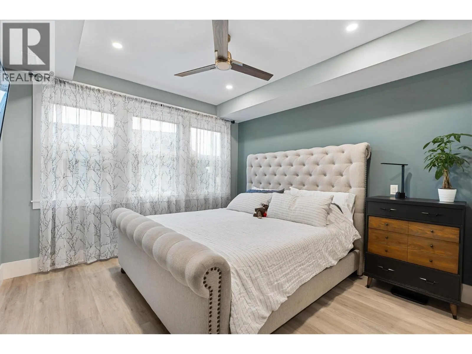 4000 REDSTONE Crescent Unit# 220