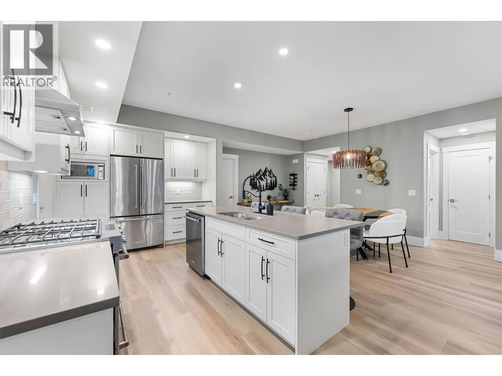 4000 REDSTONE Crescent Unit# 220