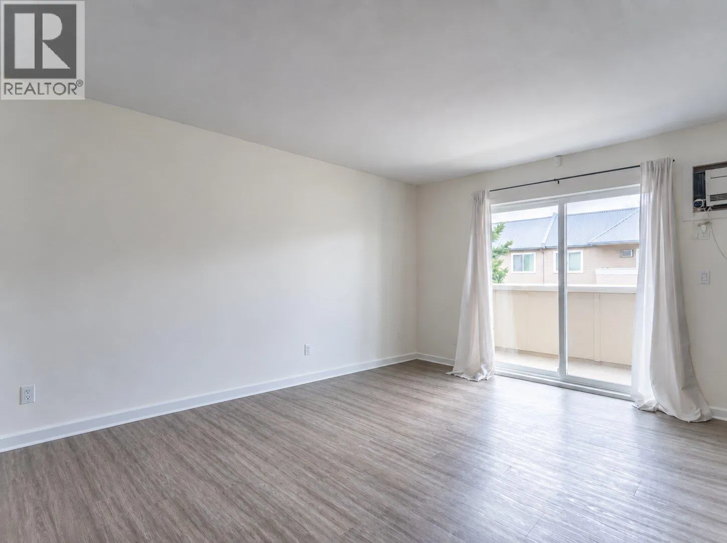 3160 De Montreuil Court Unit# 413