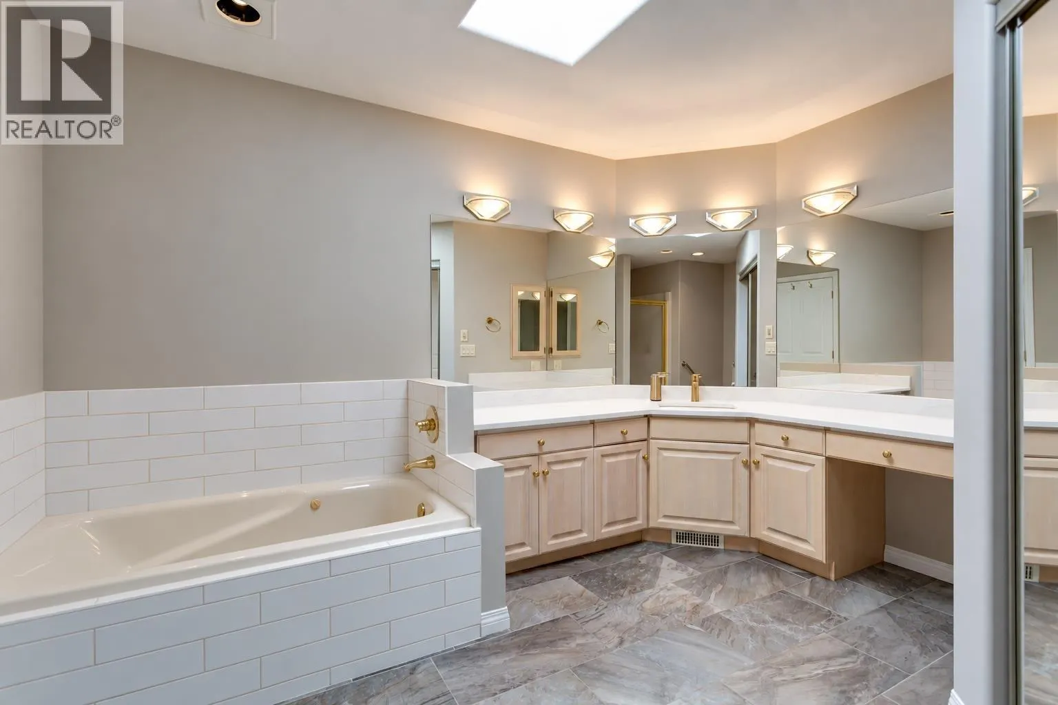 4074 Gellatly Road Unit# 221