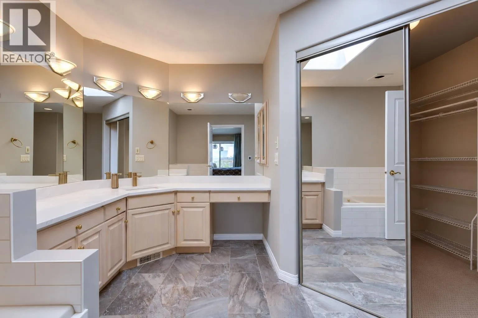 4074 Gellatly Road Unit# 221