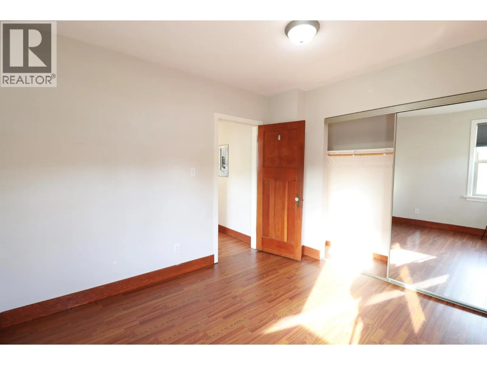 156 Nanaimo Avenue E
