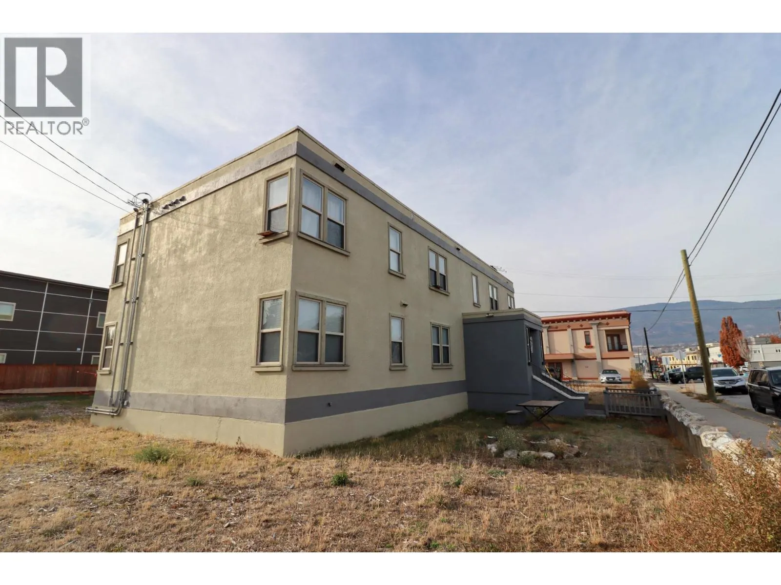 156 Nanaimo Avenue E