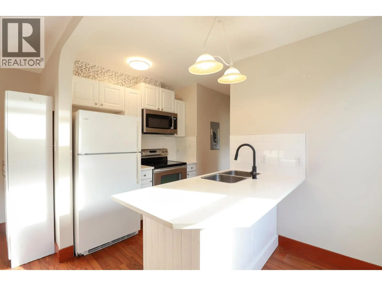 156 Nanaimo Avenue E