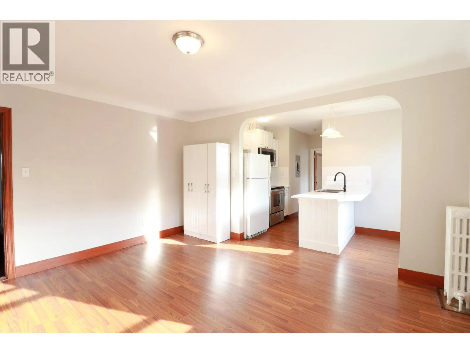 156 Nanaimo Avenue E