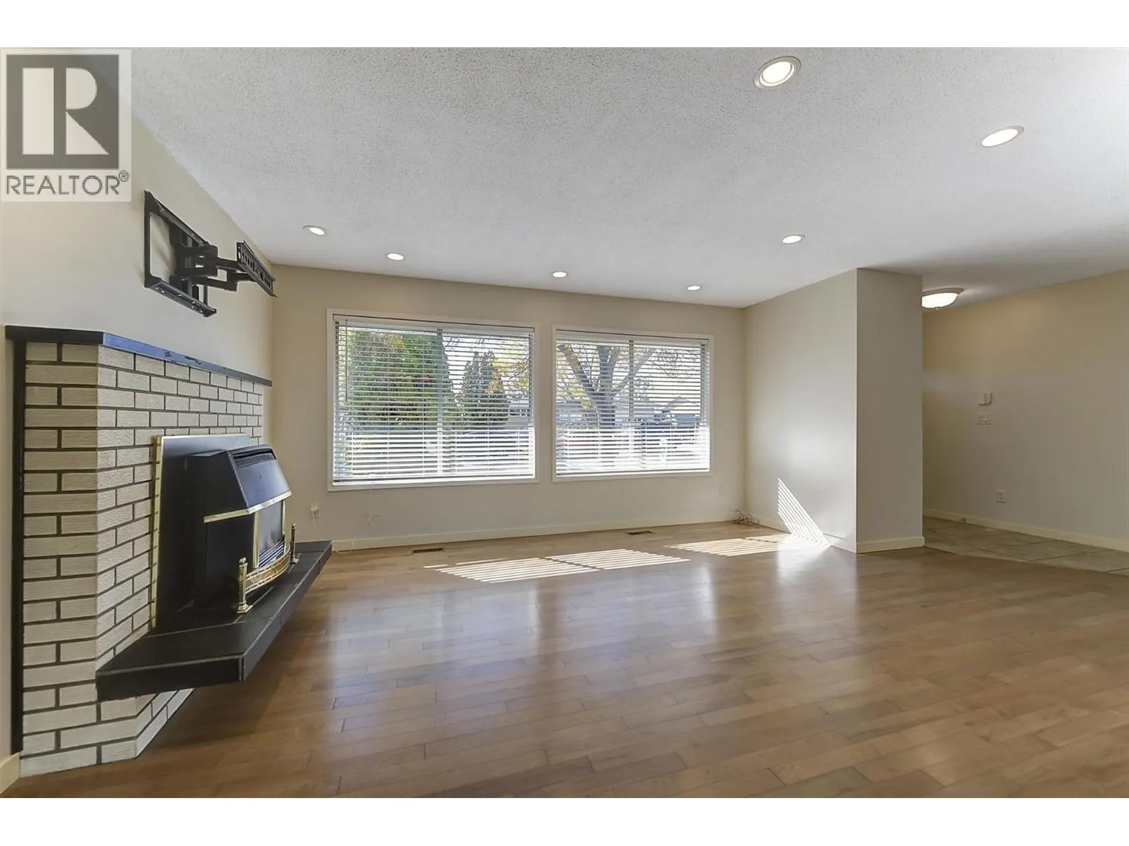 565 Dougall Road S