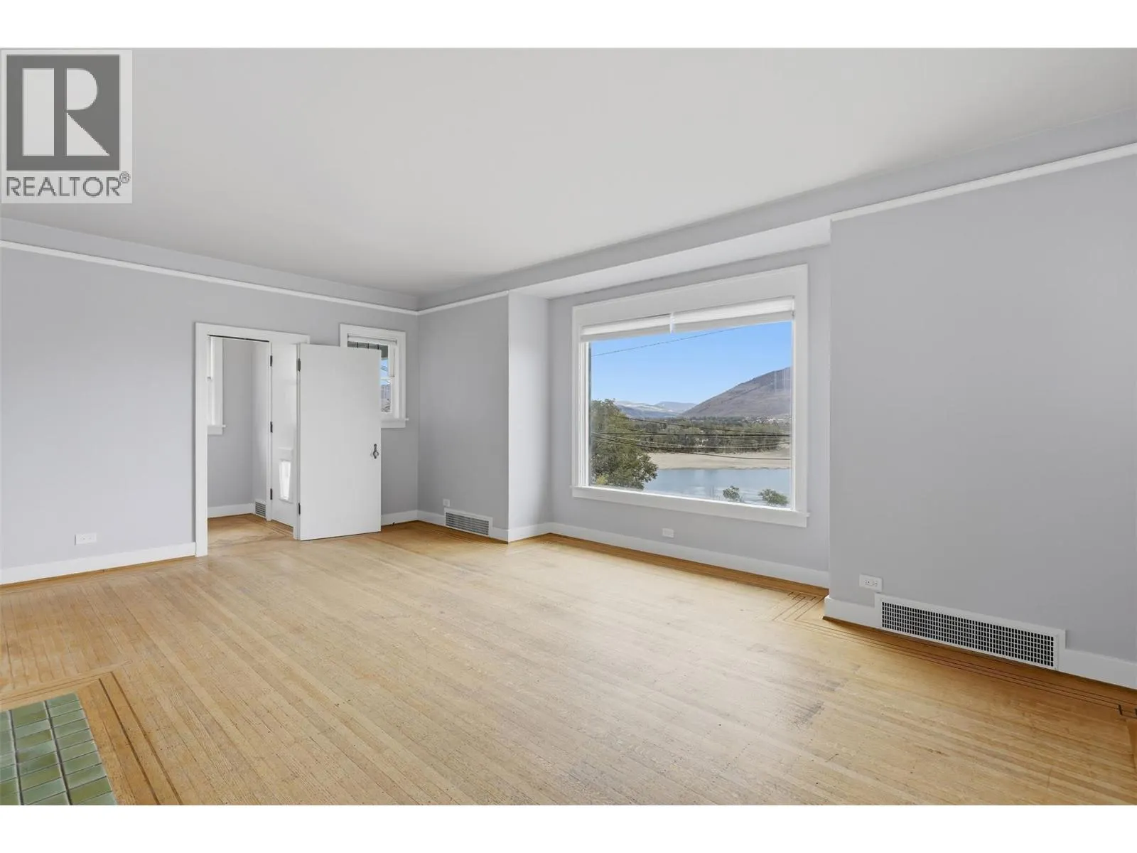275 SEYMOUR  W Street