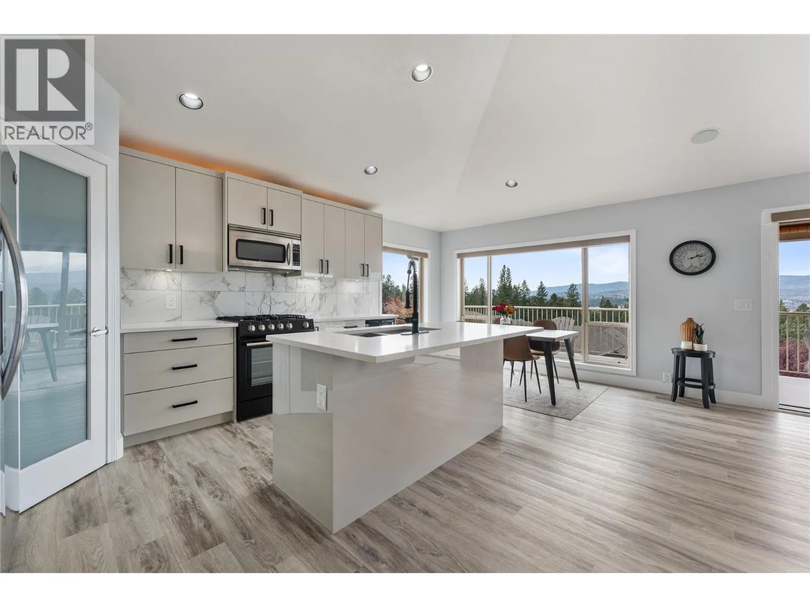 3516 Camelback Drive