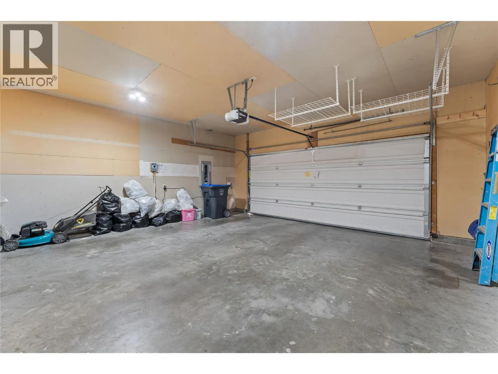 3516 Camelback Drive