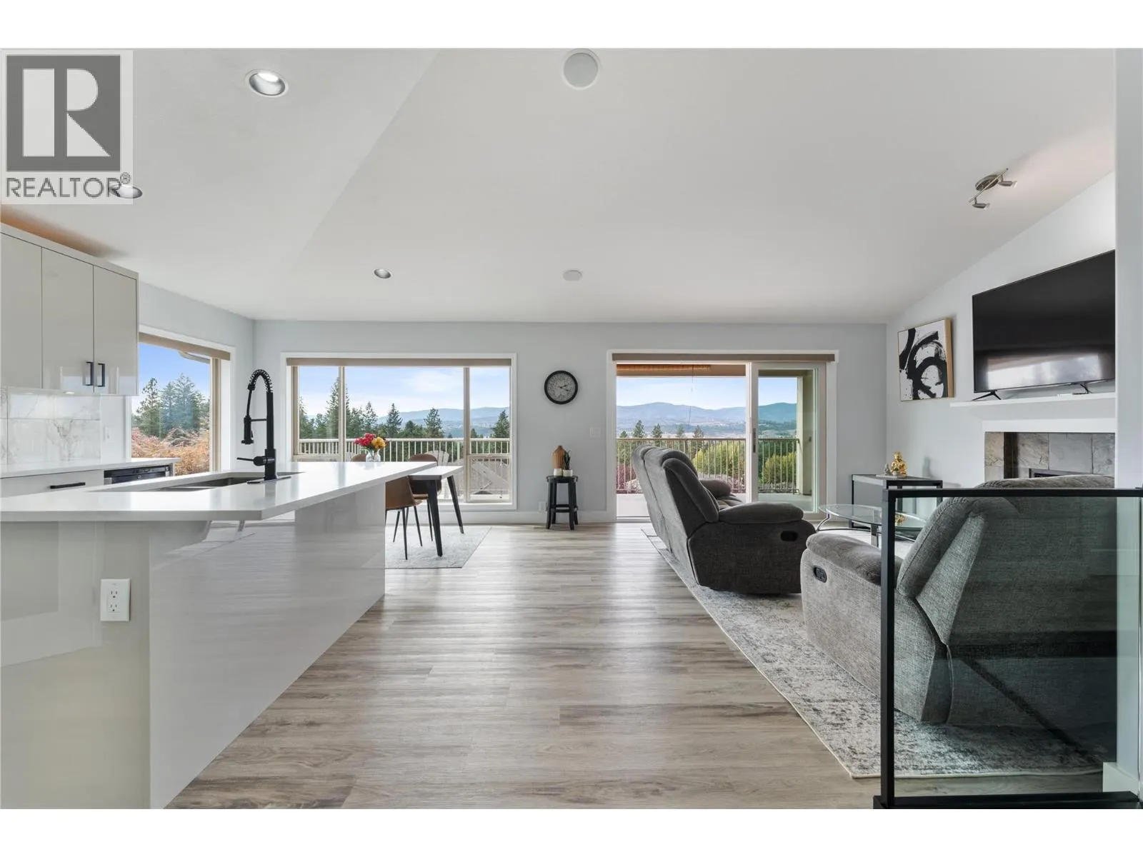 3516 Camelback Drive