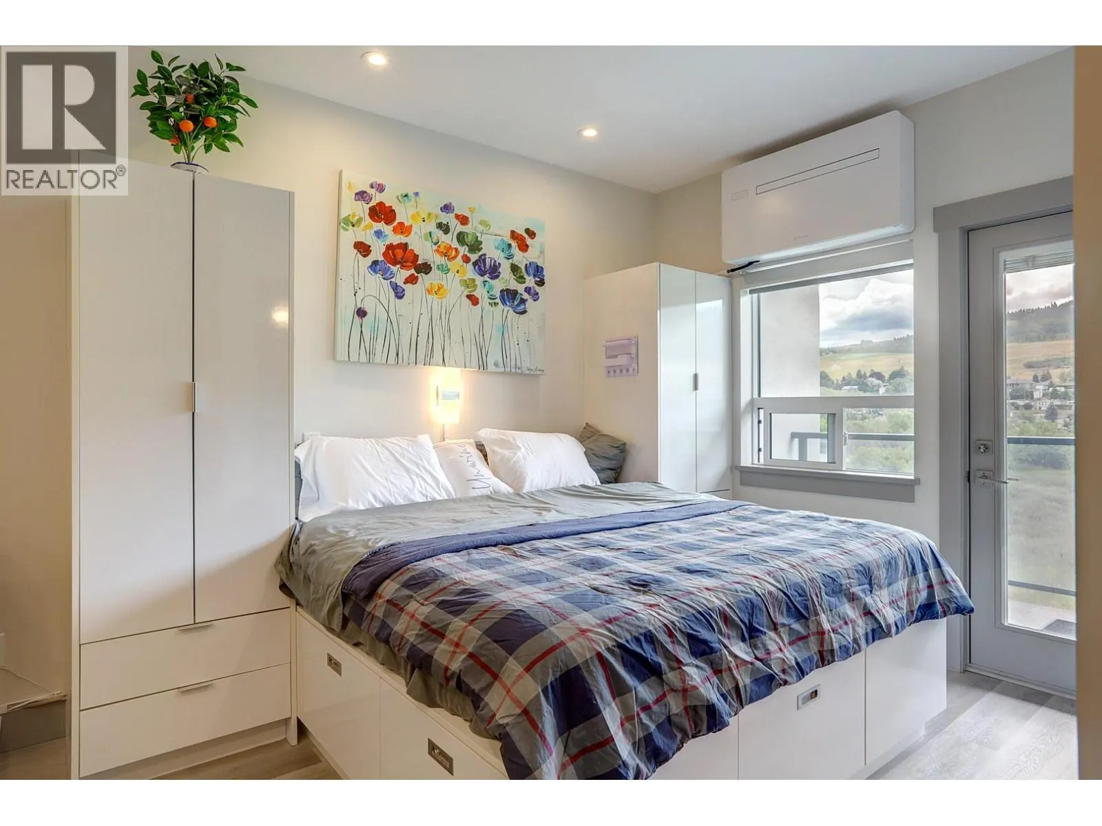 2555 Lakeshore Road Unit# 419