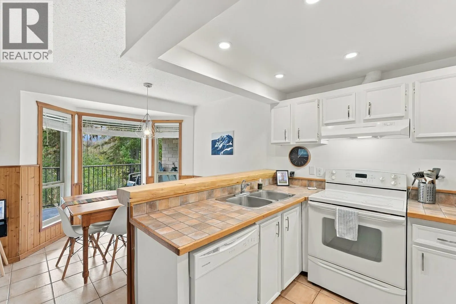 225 CLEARVIEW Road Unit# 805