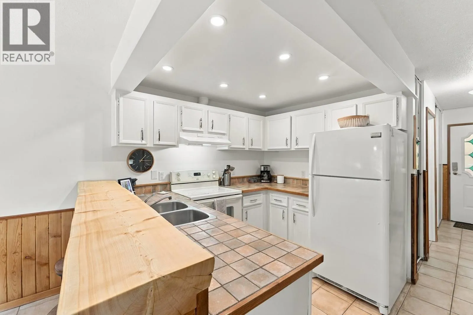 225 CLEARVIEW Road Unit# 805