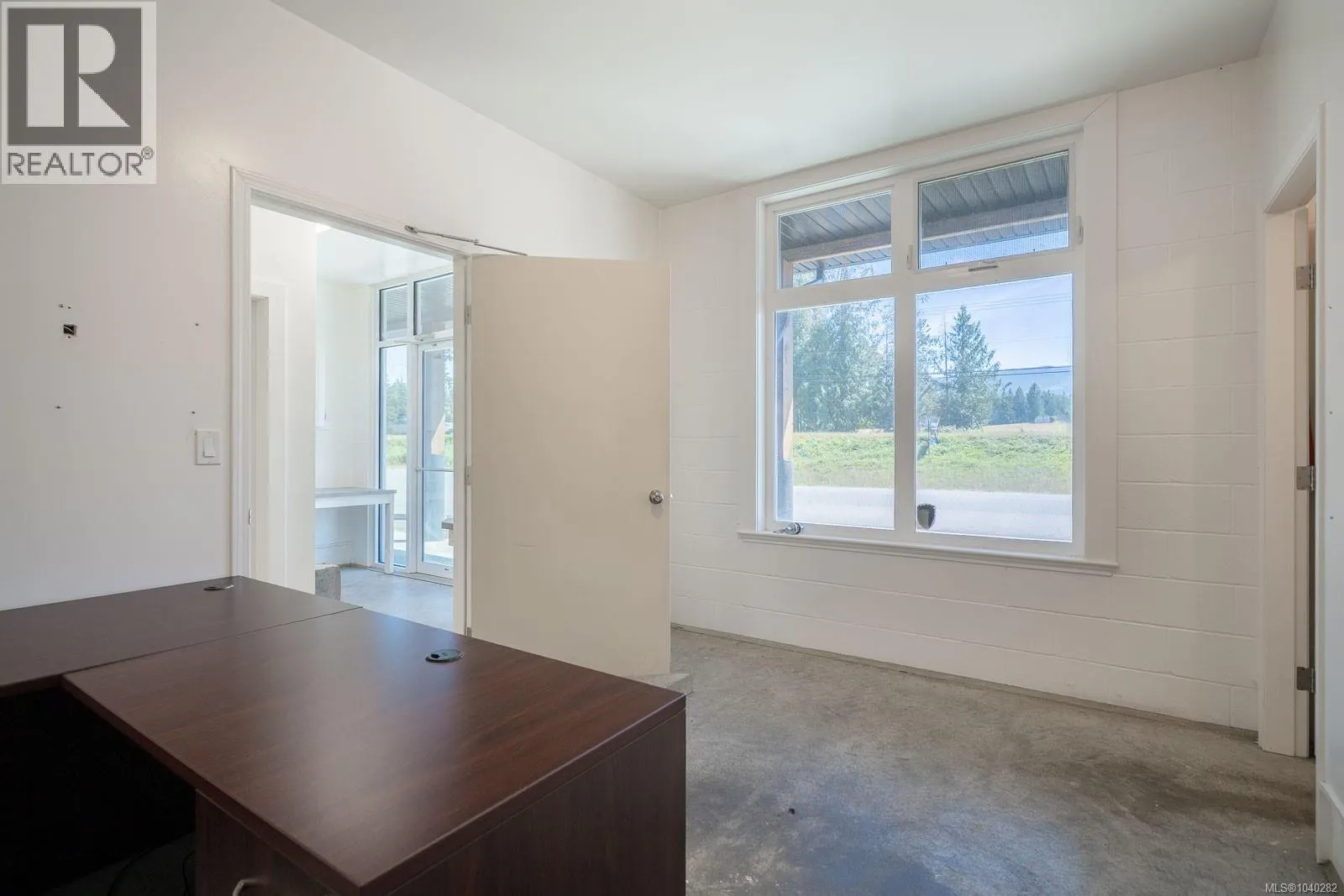 SL 1-7 3051 Van Horne Rd