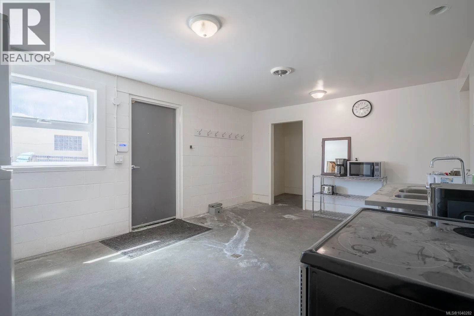 SL 1-7 3051 Van Horne Rd