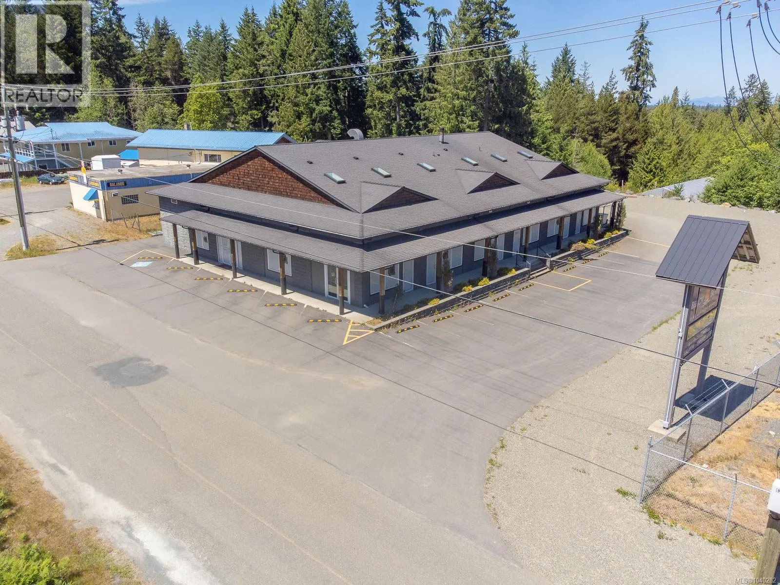 SL 1-7 3051 Van Horne Rd