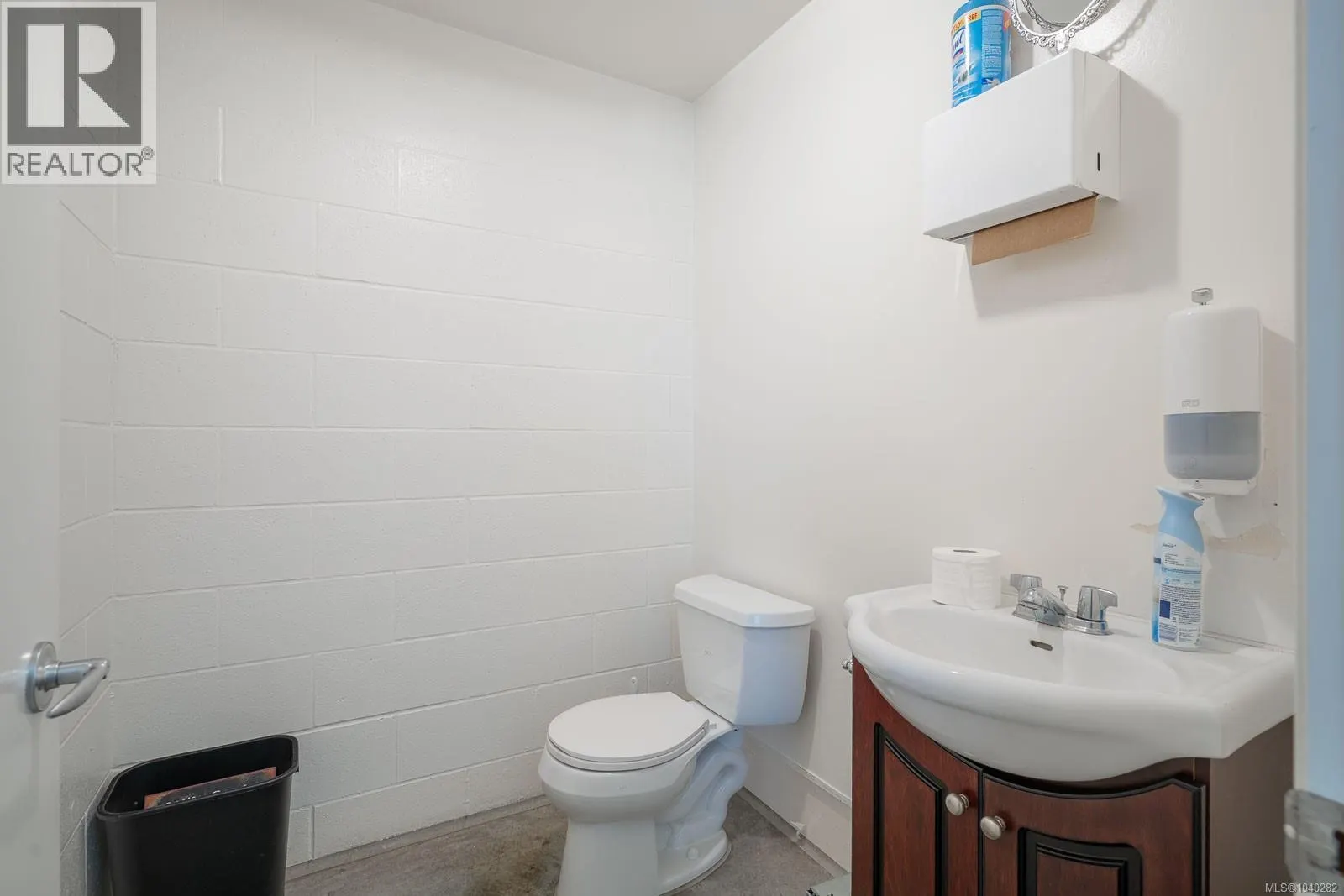 SL 1-7 3051 Van Horne Rd
