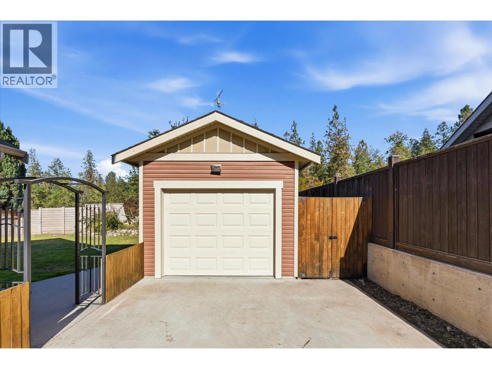 922 Paret Crescent