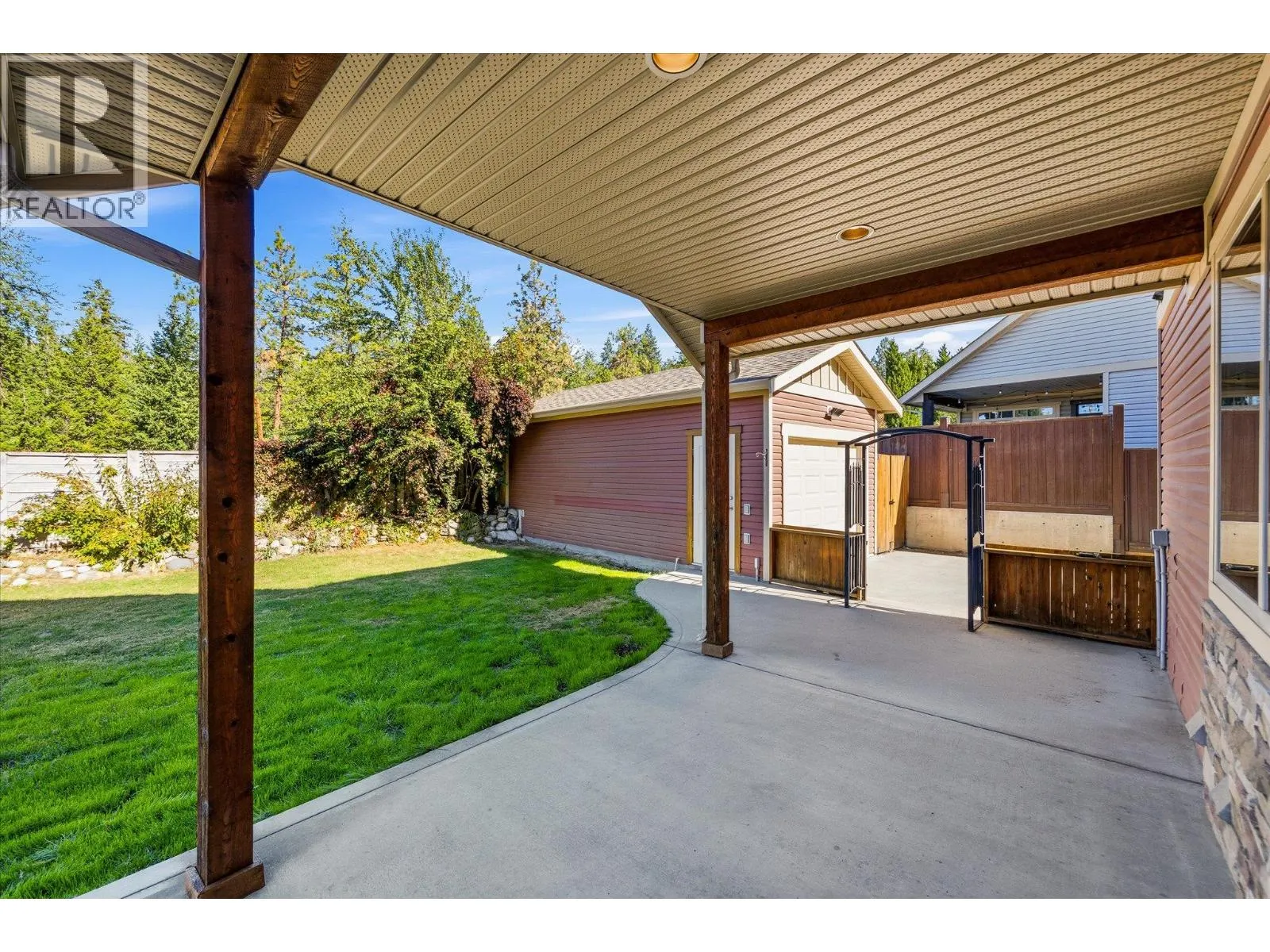 922 Paret Crescent